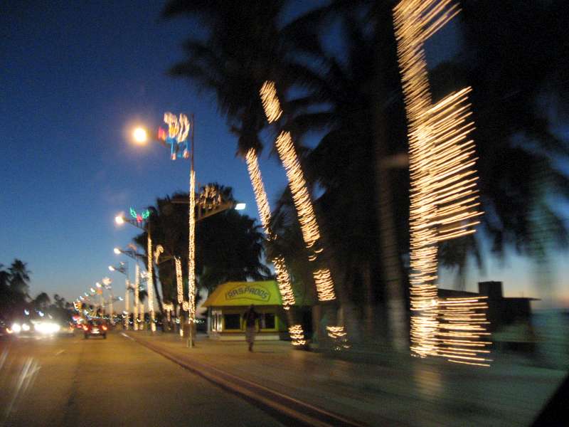 click to view full size photo Christmas_sunset_at_Malecon_2