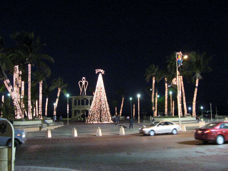 click to view full size photo Christmas_tree_at_Malecon_town_center