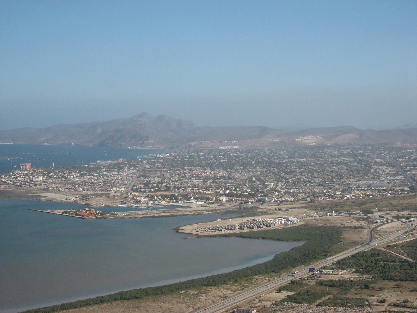 click to view full size photo La_Paz_200K_population